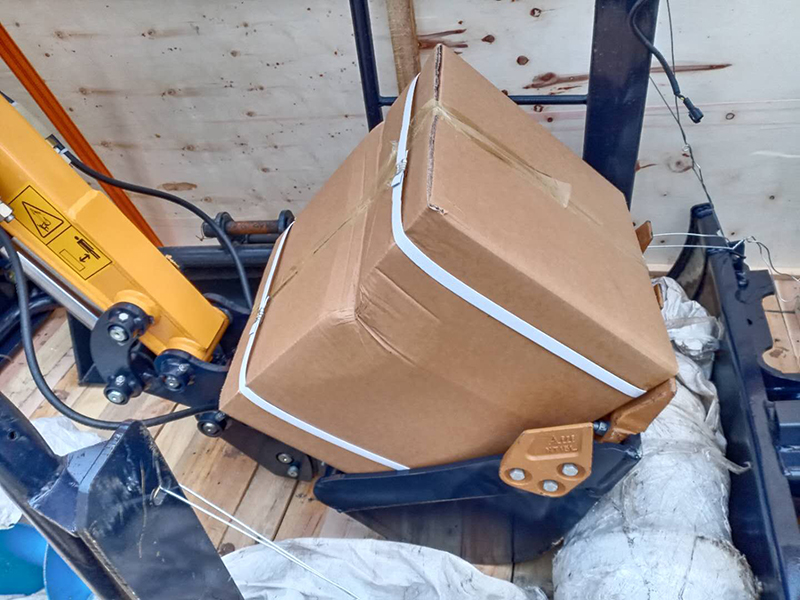 HT10小型挖掘機發往德國